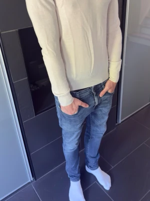 J Lindeberg tröja - En stilig vit stickad J Lindeberg tröja som både är snygg och trendig just nu. Modellen är 182cm. Vid frågor är de bara att skriva, pris är diskuterbart!