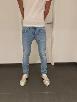 Dondup George jeans  - Säljer nu dessa feta Dondup George jeans, skriv för fler bilder/frågor😊