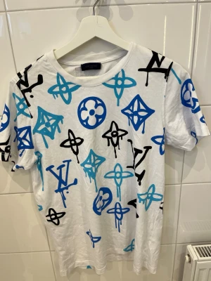 T shirt perfekt för sommaren - Vanlig t shirt med blå tryck på grafitti likt