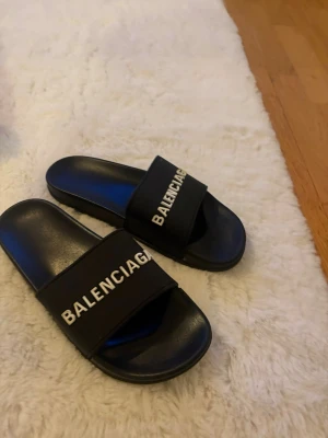 Tofflor 🖤 - Storlek 41 men passar även storlek 40 🤩