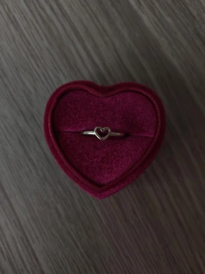 Söt guldfärgad ring med hjärta - Hjärta ring i storlek 18,1mm, guldfärgad.