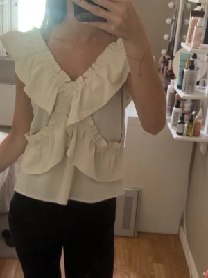  volangtopp  - En jättefin volang blus köpt på vinted så lappen var redan borta när jag fick den så vet inte storleken eller vart den är ifrån🥰men passar mig som har xs