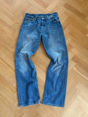 Blå Levi Jeans - Ett par blå 501 från Levi sitter väldigt straight. Har du några frågor så hör av dig!