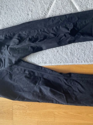 Svarta relaxed jeans från H&M - Säljer ett par svarta relaxed fit jeans från H&M. De har en avslappnad passform och raka ben, perfekta för en chill och stilren look. Tillverkade i ett mjukt och bekvämt material som passar till det mesta. Klassisk svart färg som är lätt att matcha.