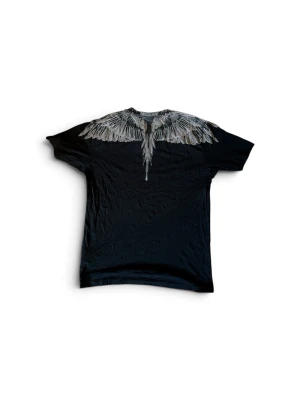 Marcelo Burlon Svart t-shirt  - Säljer en svart Marcelo Burlon Svart t-shirt i storlek M, riktig schysst T-shirt