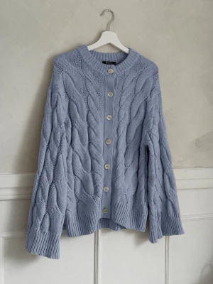 Gina Tricot chunky knitted cardigan  - Mysigaste chunky knitted cardigan från Gina Tricot i strl xs, passar xs-m! I nyskick🩵