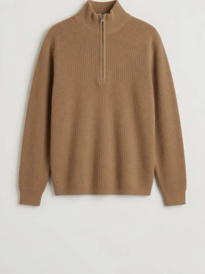 Beige stickad tröja med halv dragkedja - Snygg beige stickad tröja med hög krage och halv dragkedja framtill. Tröjan har lång ärm och ribbstickade muddar vid ärmslut och nederkant. Perfekt för lager på lager och enkel att matcha med olika outfits.