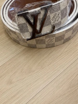 L0U1S VU1TT0N bälte i vitt - Snyggt bälte i vitt helt ny skick kvitto finns 