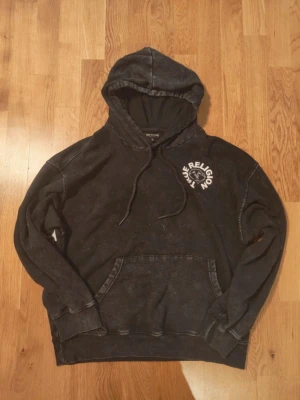 hoodie True Religion  - Säljer en svart hoodie från True Religion. Oversized fit. Lägg bud