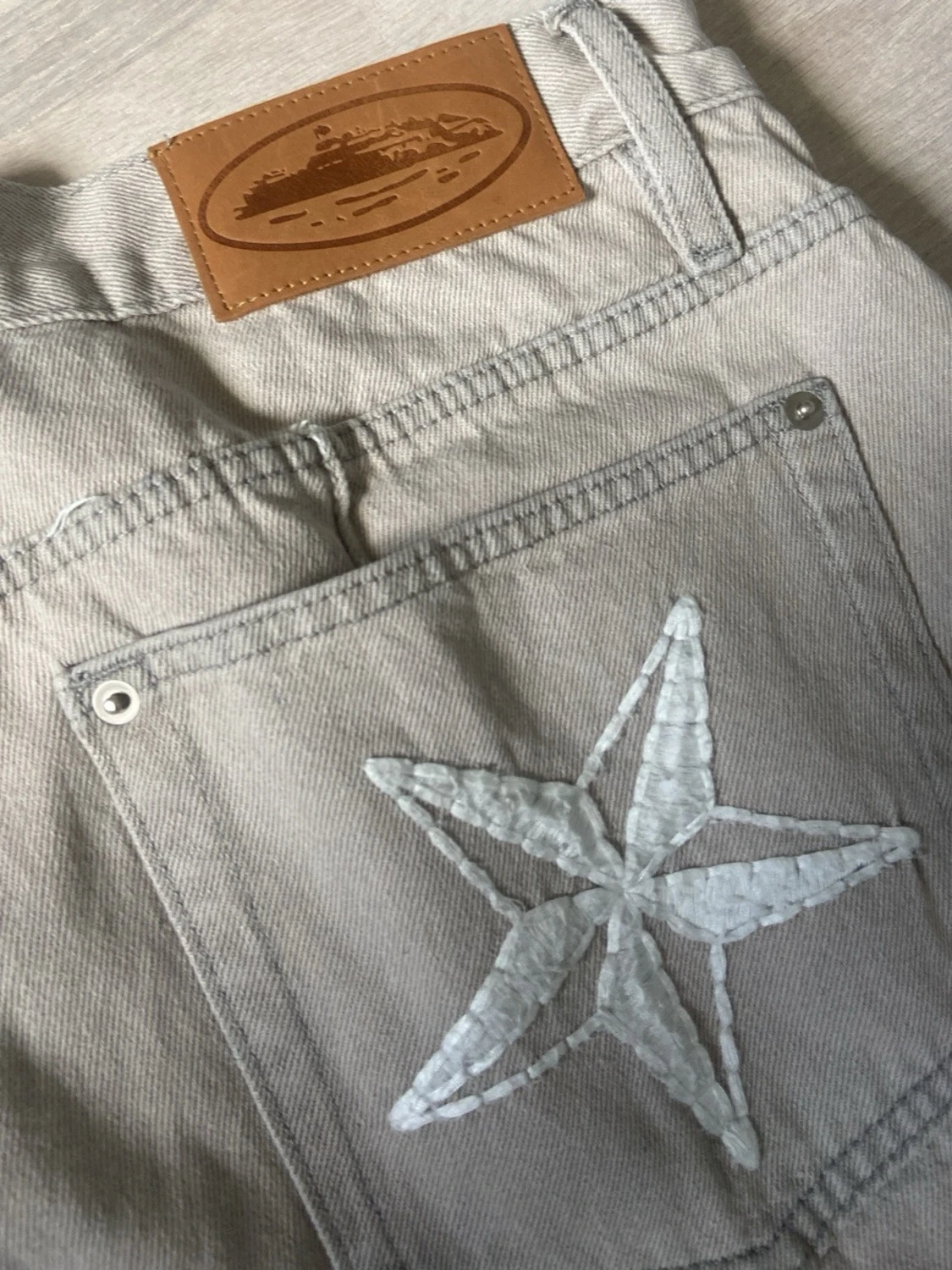 Gråa corteiz jeansshorts - 2