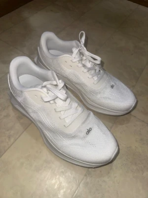 Vita sneakers från Alo - Använd endast 1 gång men den var lite obekväm för mig, priset går och diskuteras vid snabb affär 