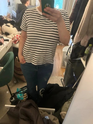 Mörkblå  jeans med fickdetaljer - Knappt använda gillade inte färgen