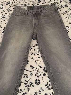 Gråa jeans H&M - Använda ett par gånger