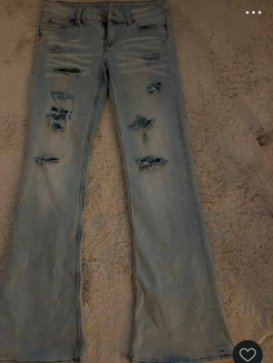 Ljusblå slitna bootcut jeans - Ett par cheap monday jeans med egengjorda hål. 29/32 i storlek. Använda några gånger