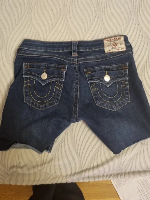 Mörkblå jeansshorts True Religion - Mörkblå jeansshorts som jag själv har klippt, säljer för de ej kommer till användning
