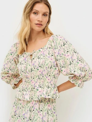 Ellos blommig blus med puffärm och snörning - Ellos Söt blommig blus i ljusbeige med rosa, lila och gröna detaljer. Blusen har puffiga långärmar, smockad midja och snörning framtill vid halsringningen. Tillverkad i ett lätt och luftigt tyg som ger en romantisk känsla. Storlek 42-44. Som ny, använd en gång. Viskos. 