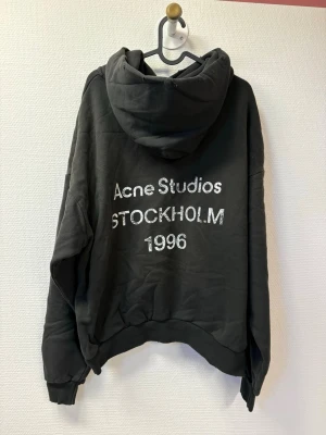 Acne studios hoodie  - (Kan mötas i stockholm om man vill ) Passar båda kön 😊 storlek s true to size sitter baggy som den ska . Inga skador eller defekter 