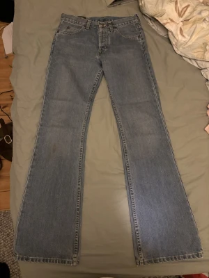 Blå bootcut jeans från Lee vintage  - Ärvt av min mormor men är tyvärr försmå för mig. En fläck på ena benet som finns bild på. Storlek 30-34 står det i. Innerbenslängd: 84cm Midjemått: 40cm