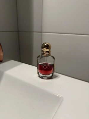 Power of you parfym - Parfym från armani ”power of you” 30 ml. Använd lite mer än en tredjedel. Säljer då den inte kommer till användning.