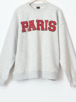 Tröja med Paris tryck  - Snygg grå sweatshirt med stor röd text 'PARIS' framtill