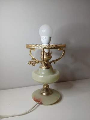 Bordslampa i mässing och marmor - Bordslampa med detaljer i mässing och marmor. Lampan har en E27-sockel. Ljuskälla medföljer ej