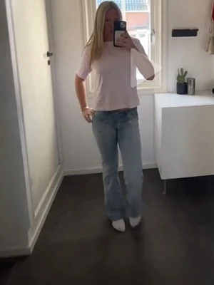 Nelly jeans - Säljer ett par ljusblå bootcut jeans med utsvängda ben och framfickor. Jeansen har låg midja och klassisk femficksdesign. Perfekta för en avslappnad och trendig look. Materialet är denim i bomull med lite stretch för extra komfort💕