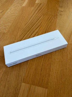 Vit stylus penna - Säljer en vit stylus penna i okänt märke. Pennan kommer i originalförpackning. Endast testad på ipad air M2. Verkar tyvärr inte ha nån pressure sensitivity. Utöver det funkar den som den ska. Allt som syns på bild inkluderas vid köp :) 