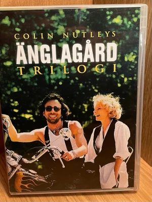 Änglagård Trilogin DVD-box - Säljer en DVD-box med Änglagård Trilogin av Colin Nutley. Boxen innehåller tre filmer: Änglagård, Änglagård – Andra sommaren och Änglagård – Tredje gången gillt. Perfekt Skick