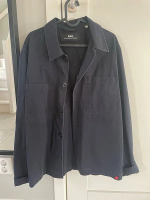 R.D.D. Overshirt - ROYAL DENOM DIVISION overshirt i en jätte fin blå färg med två bröst fickor. Overshirten är använd 1 gång och är köpt för 1199kr på jack&jones. Perfekt skick utan en enda defekt på overshirten. Priset är diskuterbalt hör av dig!