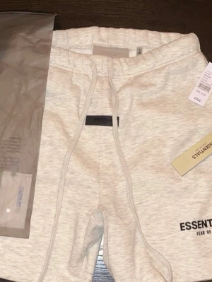 Essentials shorts - Säljer ett par  Essentials shorts i storlek S