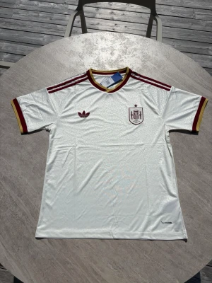 Spanien VM tröja - Säljer nu denna riktigt snygga Spanien borta VM tröja 2026 i nyskick!