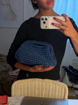 Blå virkad clutch 💙 - Superfin virkad clutch i en snygg blå färg!! perfekt att matcha till jeans💙
