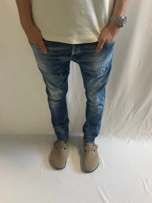 Dondup George | Storlek 33 - Tja! Säljer nu dessa sjukt eftertraktade blå  Dondup George med original slitningar från frabrik i storlek 33. Jeansen är i mycket bra skick.                                                                     Nypris: 3500kr                                                                 Säljs för: 799kr                                                                 Tveka inte på att höra av er vid intresse eller frågor!