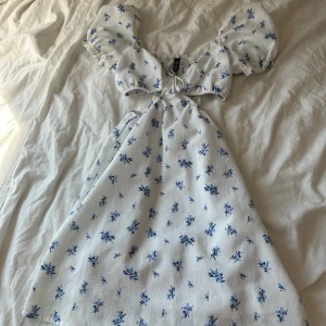 Hm klänning  - Jättefin klänning från hm med blommor och cutouts . 
