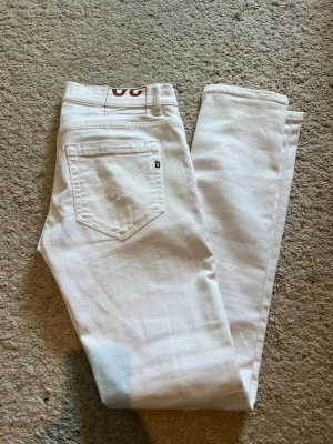 Dondup George jeans - Snygga vita dondup jeans dom är helt nya använda 1 gång och tyckte dom va lite för små för mig därför säljer jag dom kan tänka mig gå ner i pris vid en snabb affär hör av er vid minsta lilla fråga!