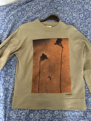 Beige Acne Studios - Beige tröja från Acne Studios med tryck. Nypris ca 2000kr . S för herr S/M dam 