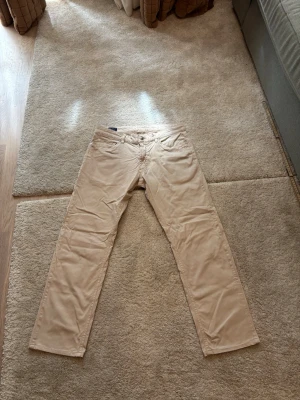Peter Millar Beige Chinos - Beige Chinos size 32, very good condition.