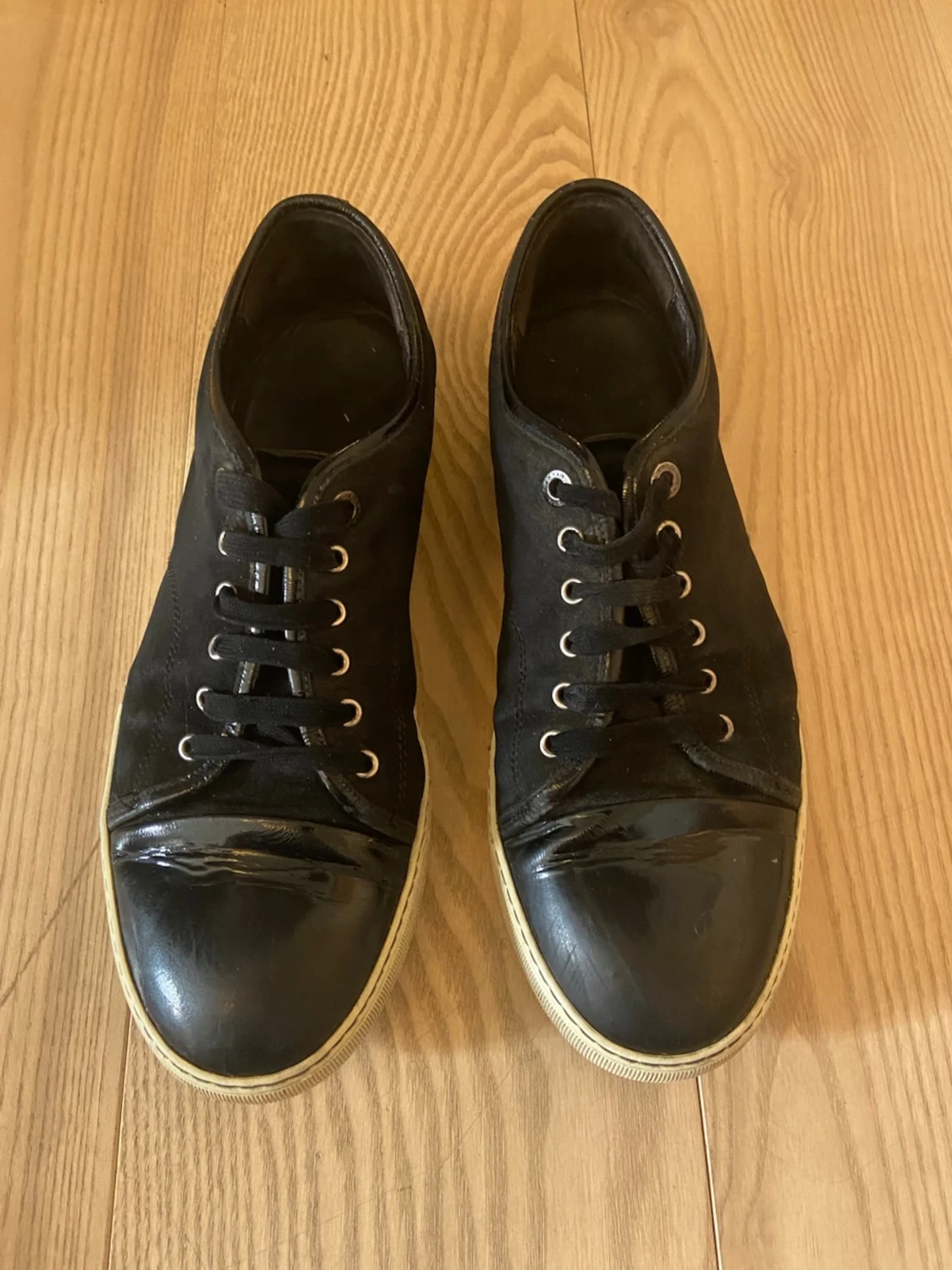 Svarta låga sneakers med gummitå - 1