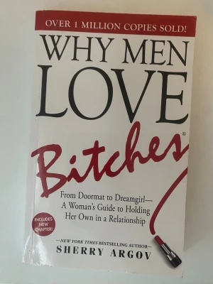 Why Men Love Bitches bok - En engelskspråkig pocketbok med titeln 'Why Men Love Bitches' av Sherry Argov. Omslaget är vitt med svart och röd text samt en liten läppstiftsillustration. Boken handlar om relationer och självförtroende för kvinnor.