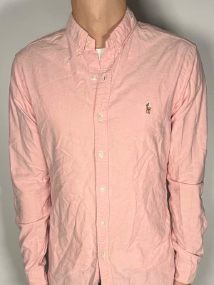 Ralph Lauren skjorta - 👕 Plagg: Skjorta                                                           📏 Storlek: M                                                               🏷️ Märke/Modell: Ralph Lauren slim Fit                                   ✨ Skick: Fint skick                                                        💬 Vid frågor är det bara att skriva!                                                                                          🛍️ Gramenti