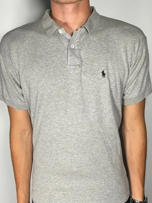 Ralph Lauren Pike  - 👕 Plagg: Piké                                                            📏 Storlek: L                                                               🏷️ Märke/Modell: Ralph Lauren                                    ✨ Skick: Fint skick                                                        💬 Vid frågor är det bara att skriva!                                                                                          🛍️ Gramenti