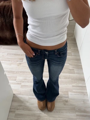 Mörkblå bootcut jeans med låg midja - Sitter som en xs