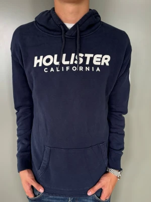 Blå Hoodie - Strl - L | Skick 10/10 | Nypris - ca 1000kr (säljs ej längre) | Vid minsta lilla fundering är det bara att höra av sig!