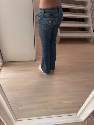 Blå bootcut jeans med broderade fickor - As snygga miss me liknande jeans från Gina Tricot. Lite använda men inget som syns mycket. Storlek 152💓. Skriv om frågor  