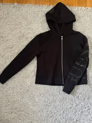 Svart hoodie från Guess - Black zipper hoodie from guess with sequins