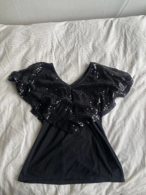Vintage fest top  - Glittrig topp med hålar vid axlarna 💕