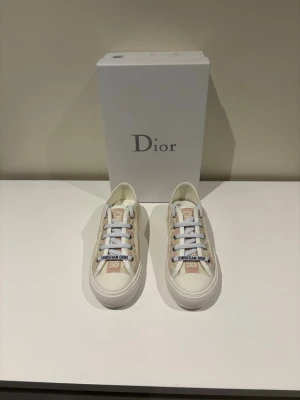 Dior skor dam st 37 - Hej säljer nu mina dior skor jag fick i present för ett tag sedan🤩 använda endast en gång så iprensip helt nya, storlek 37 hör av dig vid frågor eller funderingar. priset kan diskuteras vid snabb affär😊
