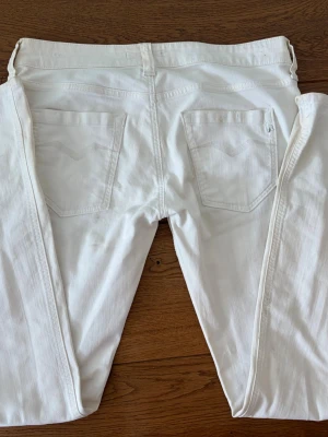 Lågmidjade vita bootcut jeans från Replay - Köpte jeansen vintage, men dem är i jättebra skick. Har inte använt dem så mycket då dem är för långa för mig, dem kommer från Replay. Hör av er ifall ni har några frågor eller vill se fler bilder på jeansen!! Priset kan även diskuteras