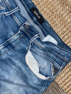  Replay - Replay jeans. Lite slitna. Sitter bra på mig är ungefär 185cm 70kg. 