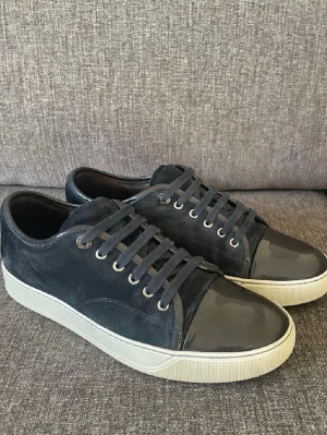 Lanvins mörkblå - Mörkblå lanvins i bra skick i storlek 41, En stilren sko som passar till alla outfits✨Hör av er vid fundering🤝🙌